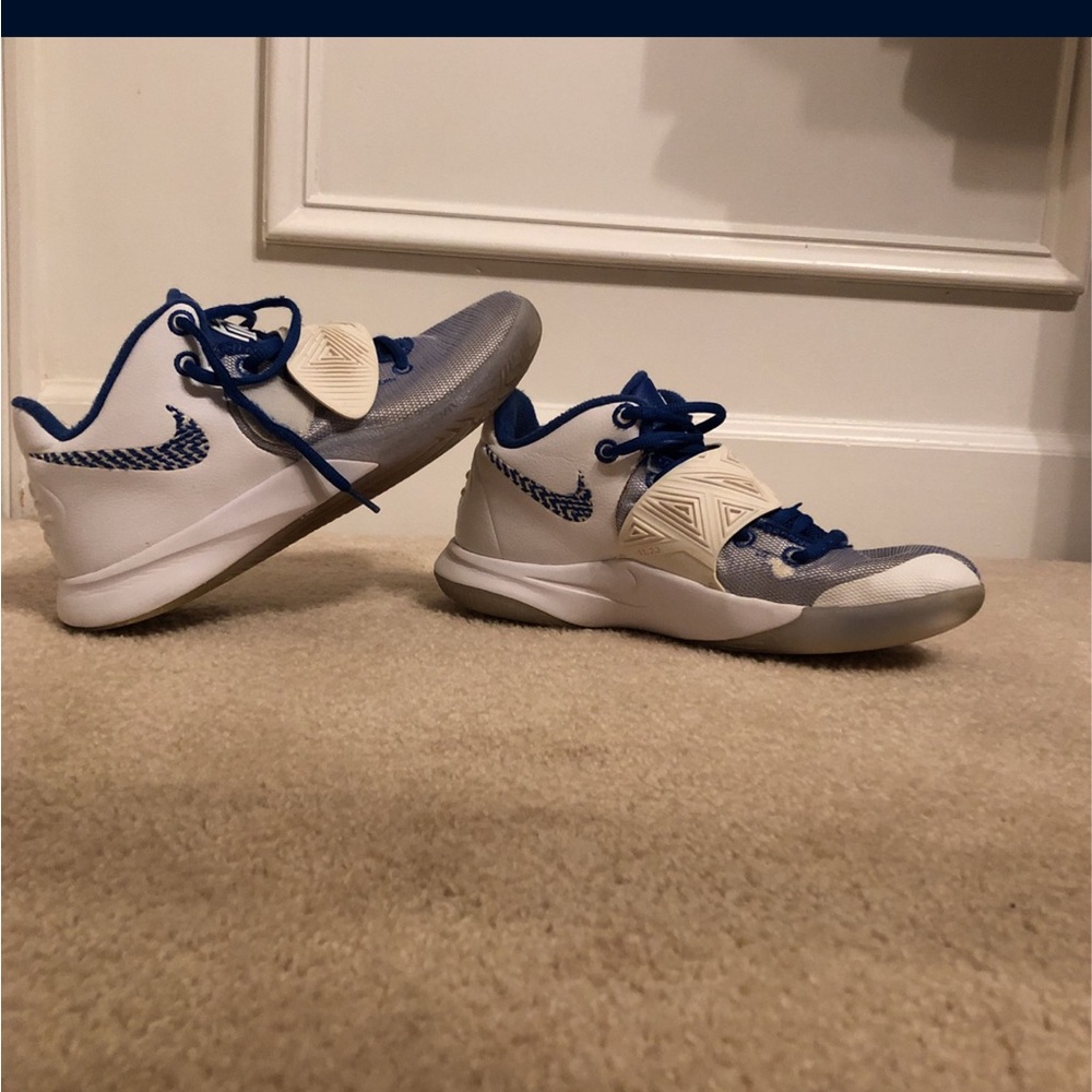 Kyrie Flytrap 3 'White Varsity Royal' will take prices
